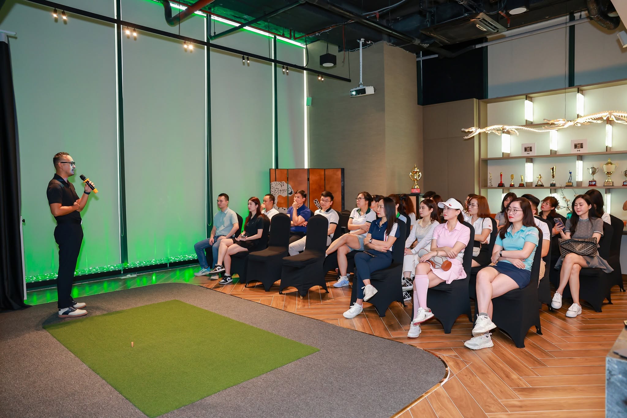 Tập golf indoor tiết kiệm thời gian cho golfer bận rộn